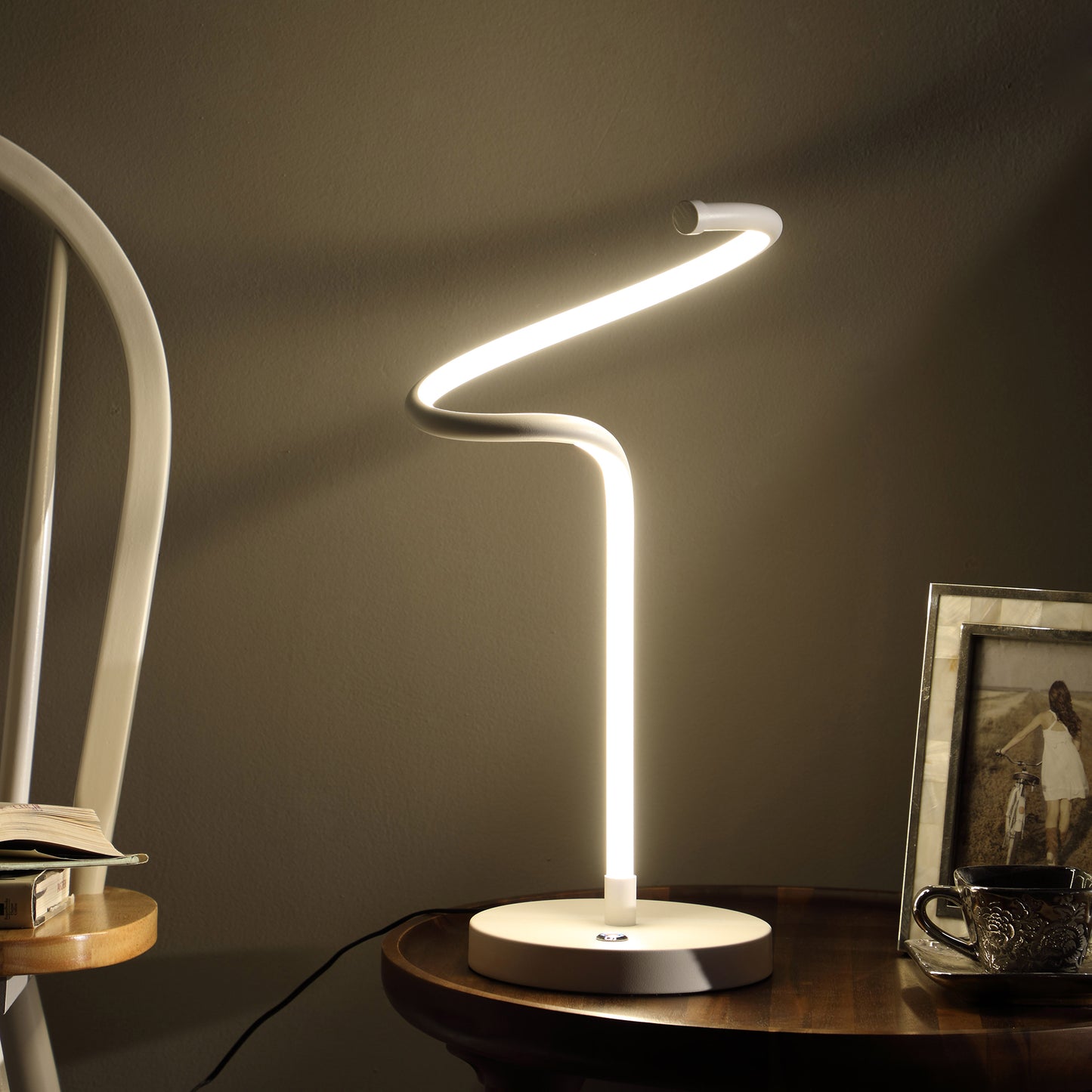 19" In Led Matte White Curvilinear S-curve Spiral Tube Led Table Lamp